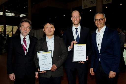 Presentation of the Egon Macher Award to Xiaolei Ding (2nd from left) and Jan P. Nicolay (2nd from right); on the left, Wolfgang Saupe-Thies (representative of the sponsor, AbbVie Deutschland GmbH & Co. KG); on the right, Detlef Zillikens (Prize Board)