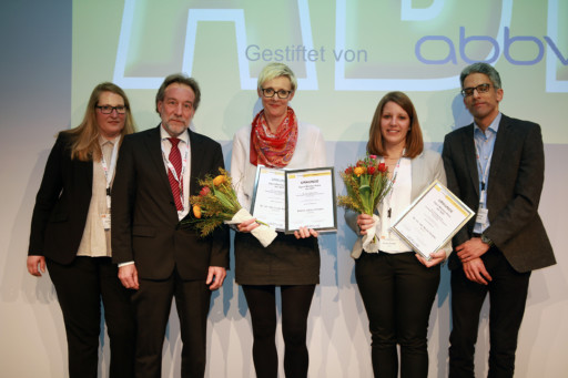 Presentation of the Egon Macher Award to Nicole Glodde (2nd from right), Nadine Lohmann and Lucas Schirmer, represented here by Sandra Franz (center); on the left, Karin Loser (ADF Board Member); second from the left, Wolfgang Saupe-Thies (representative of the sponsor AbbVie Deutschland GmbH & Co. KG); on the right, Amir Yazdi (AwardBoard)