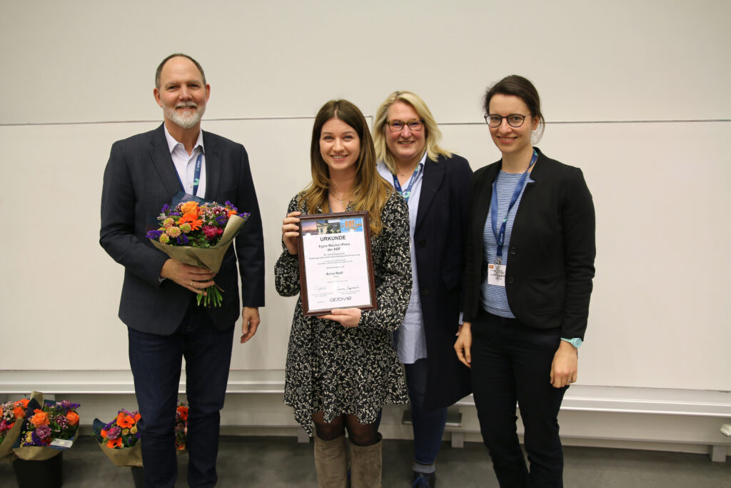 Presentation of the Egon Macher Prize to Anna Redl (Vienna), second from the left, with Karin Loser (Chair of the Prize Board of Trustees), center, Luise Erpenbecki (ADF Board Member), right, and Stefan Oelmann (representative of the sponsor AbbVie Deutschland GmbH & Co. KG), left.