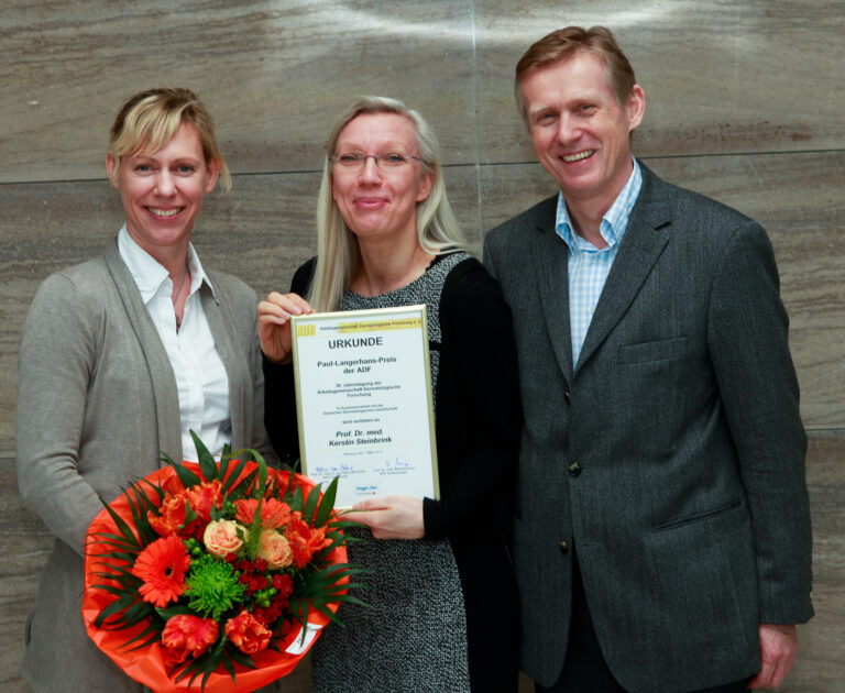 Presentation of the Paul Langerhans Award to Prof. Dr. Kerstin Steinbrink (center), with ADF Chair Prof. Dr. Esther von Stebut-Borschitz and Board of Trustees Chair Prof. Dr. Michael Hertl
