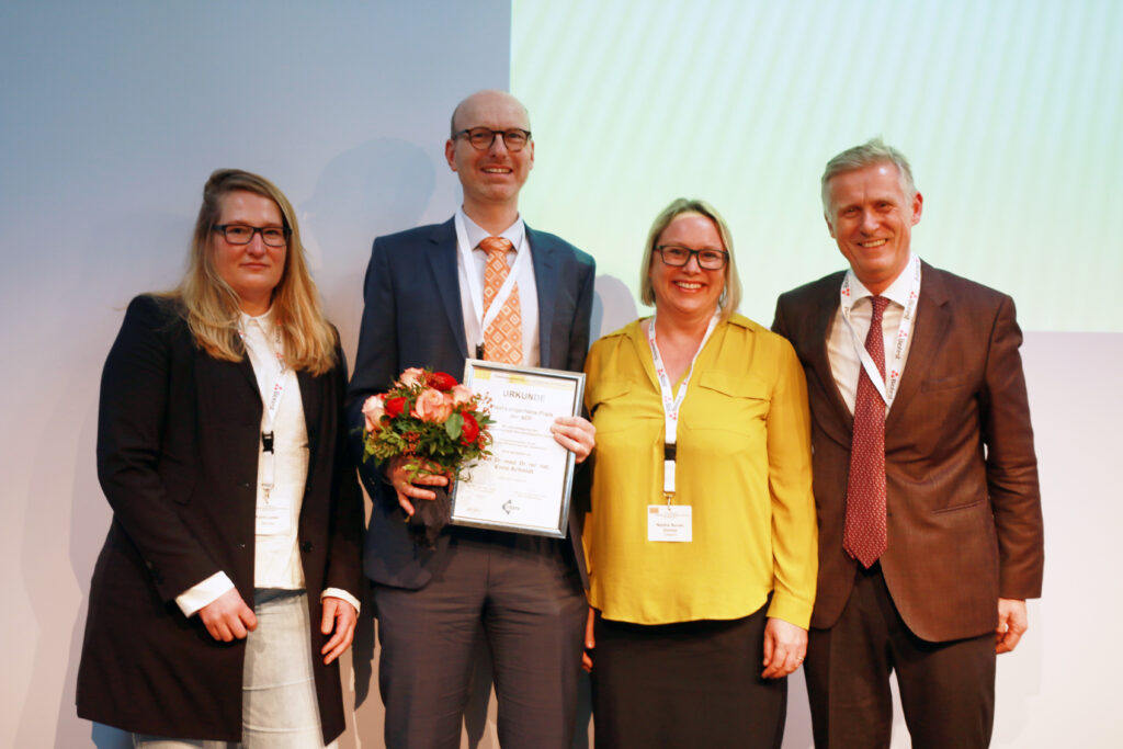 Presentation of the Paul Langerhans Award to Enno Schmidt (2nd from left); on the right, Michael Hertl (Chair of the Award Board of Trustees); 2nd from the right: Natalie Nunez-Gomez, Celgene GmbH; on the left, Karin Loser (ADF Board Member)