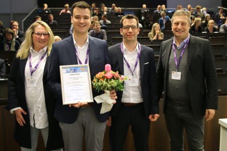 Presentation of the Egon Macher Prize to Lukas Leiendecker, second from the left, with Karin Loser (Chair of the Prize Board of Trustees), Mario Farbri (ADF Board Member), second from the right, and Rainer Lauterbach (representative of the sponsor AbbVie Deutschland GmbH & Co. KG), on the right.