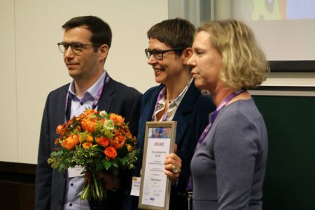 Presentation of the Paul Langerhans Award to Patrizia Stoitzner (Innsbruck), center, with Esther von Stebut-Borschitz (Prize Board), right, and Mario Fabri (ADF Board), left.